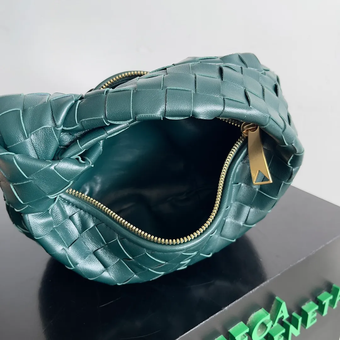 Batch 1120 Bottega veneta͙.——The latest braided and knotted hobo🔥 The top-grade lambskin leather is very soft, the bag shape is unique, practical and durable. It retains the traditional weaving elements while being a bit more flamboyant ~ Made of hand-woven sheepskin, zipper opening and closing, curved seamless structure, effortless to match. Highly recommended⚠️⚠️⚠️ The highest-end in the market🌈 Welcome to compare [Factory equipped with full package] size: 23x15x5cm.   Model: 651876